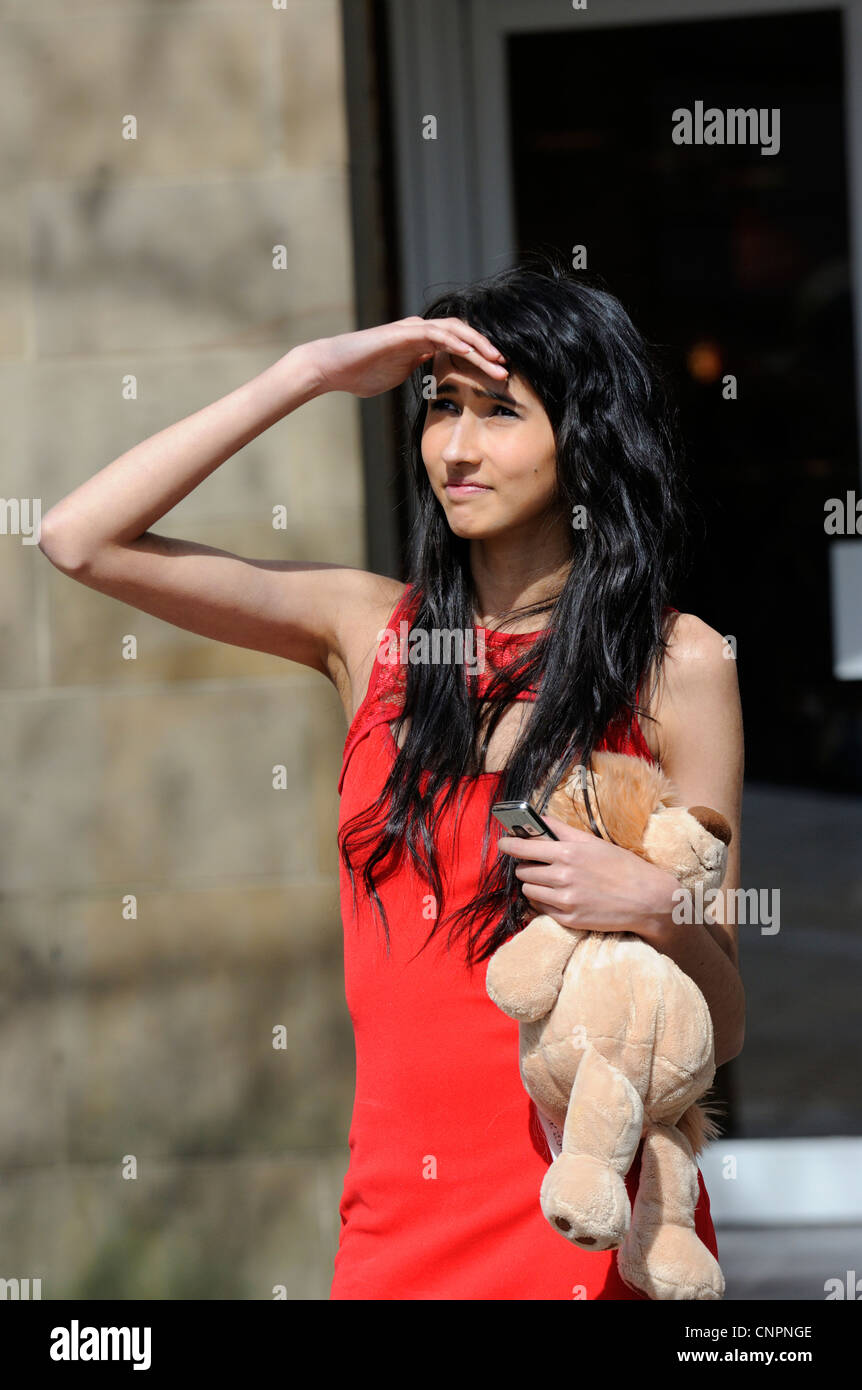 Fashion model 'Kittiwara' dans une dentelle robe Bodycon Cassie rouge par BooHoo Banque D'Images