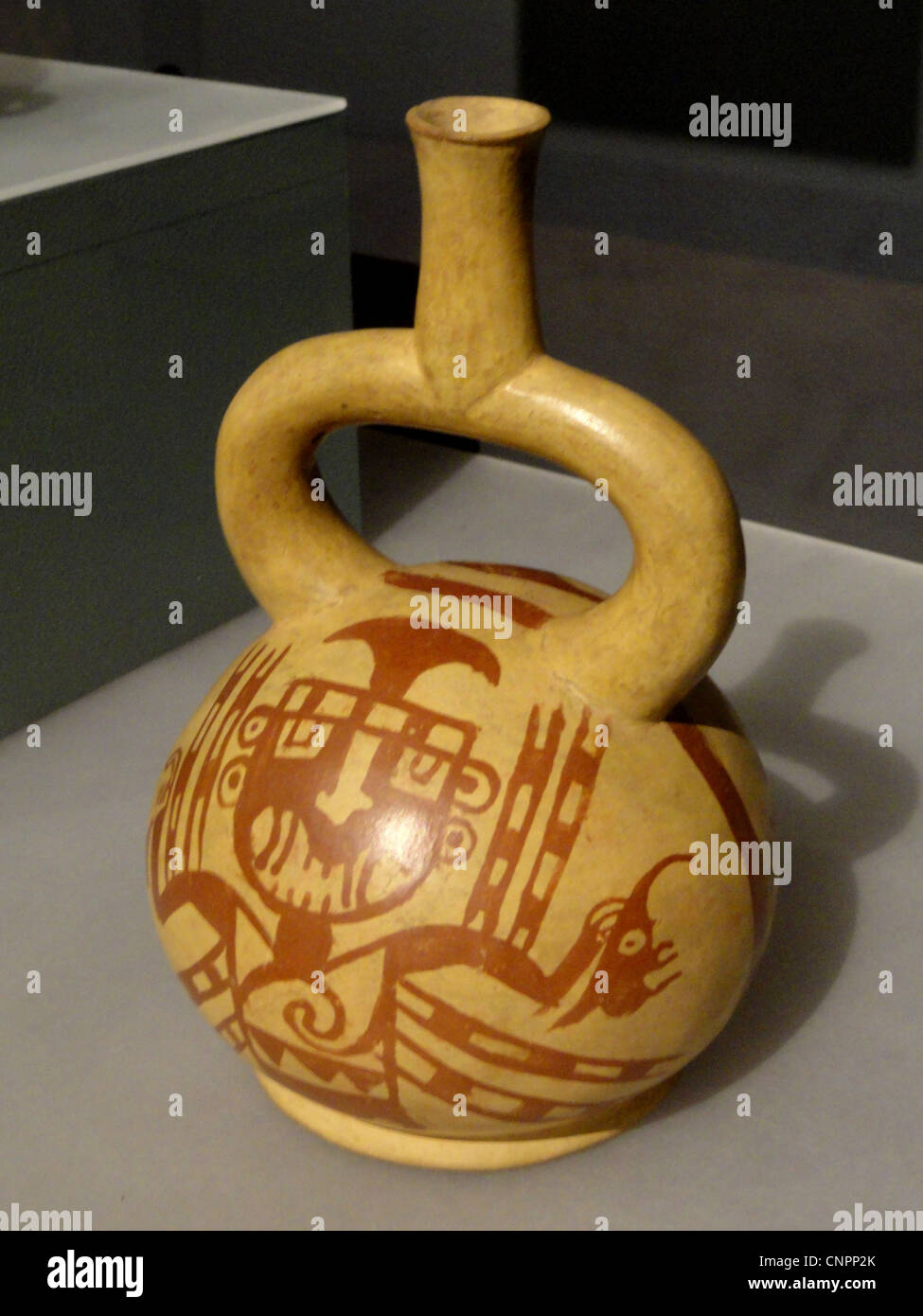 Ce récipient à étrier, de Moche phase III, fait partie de la collection sud-américaine du Peabody Museum, Université Harvard. Il représente l'art de la civilisation Moche, connue pour ses techniques de céramique avancées dans les Andes. La conception du récipient comporte une poignée en forme d'étrier, une caractéristique de la poterie Moche. Banque D'Images Ce récipient à étrier, de Moche phase III, fait partie de la collection sud-américaine du Peabody Museum, Université Harvard. Il représente l'art de la civilisation Moche, connue pour ses techniques de céramique avancées dans les Andes. La conception du récipient comporte une poignée en forme d'étrier, une caractéristique de la poterie Moche. Banque D'Images