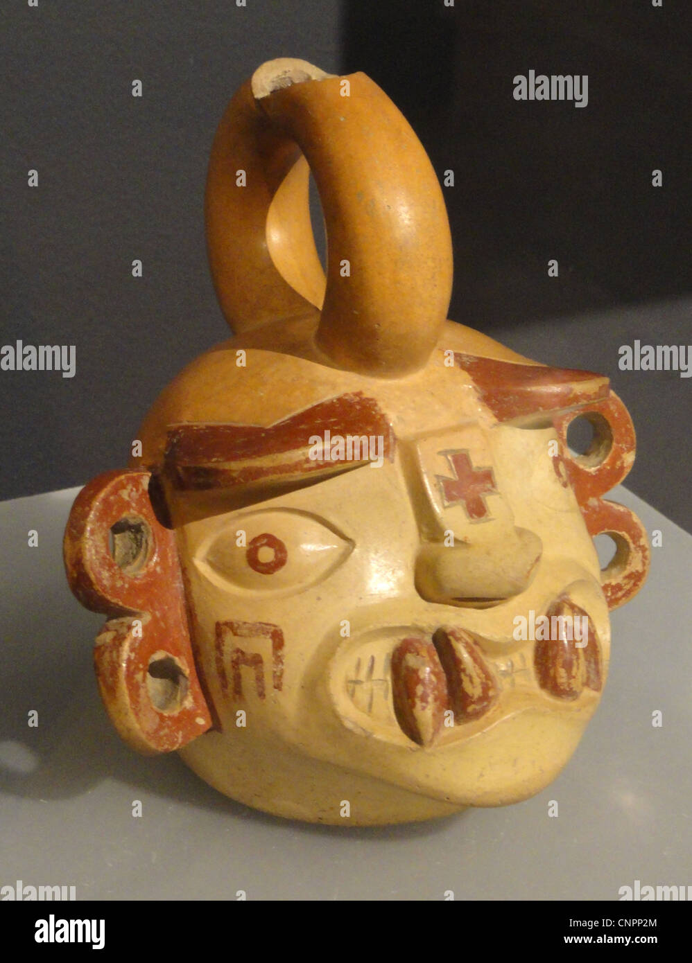 Ce récipient à étrier de la culture Moche, datant de la phase I ou II, fait partie de la collection sud-américaine du Peabody Museum, Université Harvard. Le navire présente un savoir-faire complexe typique de la civilisation Moche, connue pour ses techniques avancées de poterie. Banque D'Images Ce récipient à étrier de la culture Moche, datant de la phase I ou II, fait partie de la collection sud-américaine du Peabody Museum, Université Harvard. Le navire présente un savoir-faire complexe typique de la civilisation Moche, connue pour ses techniques avancées de poterie. Banque D'Images