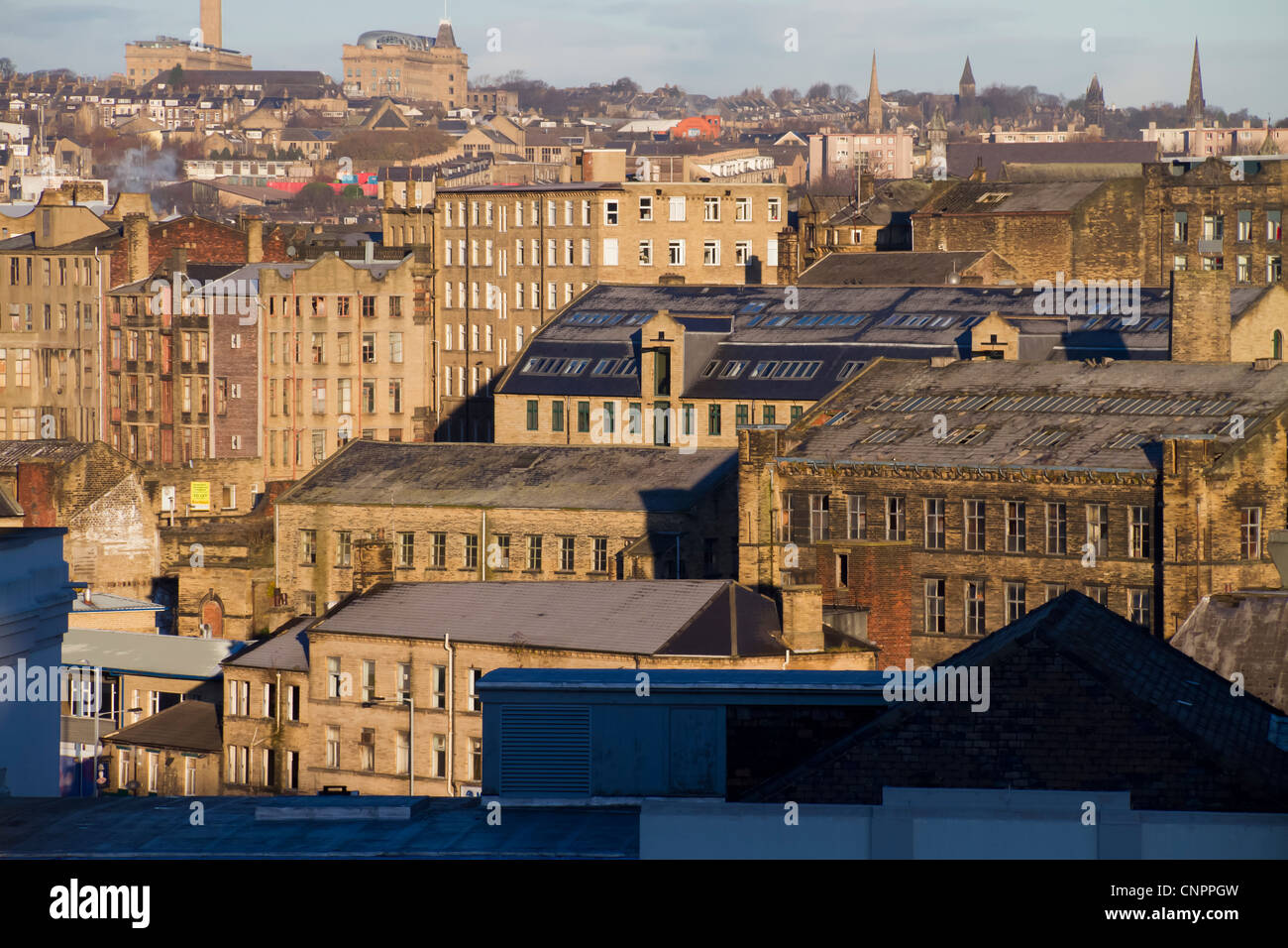 Vue sur le centre-ville de Bradford montrant les bâtiments, et lister moulin sur l'horizon. Banque D'Images