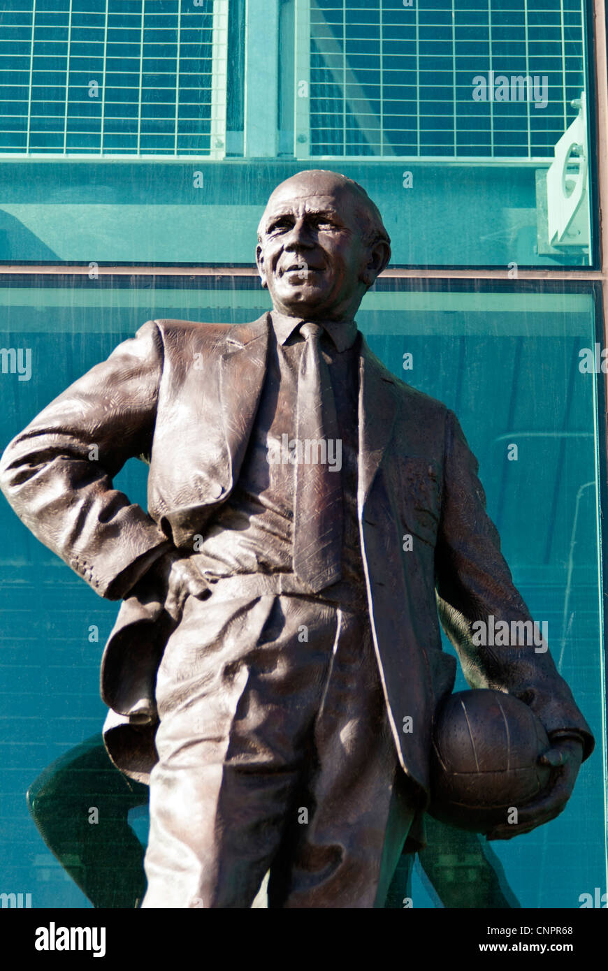 Statue de Sir Matt Busby en dehors du terrain de football de Manchester United, Old Trafford, Manchester, Angleterre, RU Banque D'Images