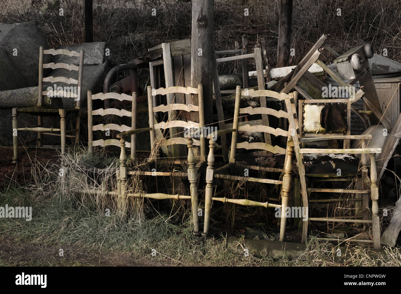 Chaises en bois cassée in barn Banque D'Images
