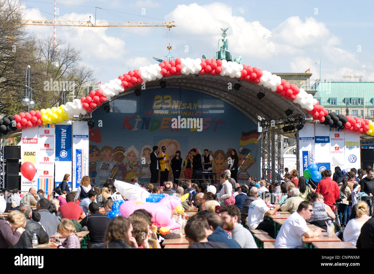 BERLIN - 21 avril : Une scène près de la porte de Brandebourg, le 23e Festival International de l'enfance, le 21 avril 2012 à Berlin, Allemagne Banque D'Images