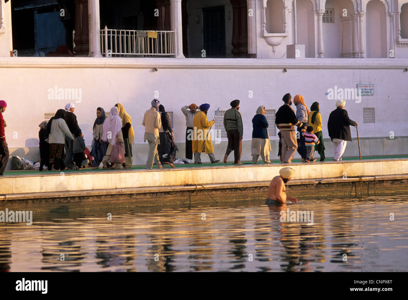 Les gens au Golden Temple à Amritsar, en Inde. Principal lieu de culte pour ceux qui professent la religion Sikh. Banque D'Images