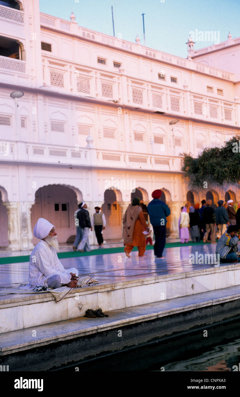 Les gens au Golden Temple à Amritsar, en Inde. Principal lieu de culte pour ceux qui professent la religion Sikh. Banque D'Images