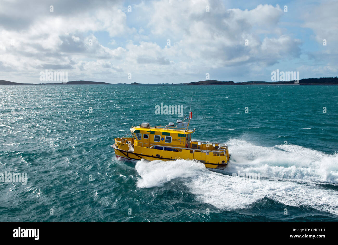 Sud Ouest du NHS Ambulance en mer mer Îles Scilly Banque D'Images