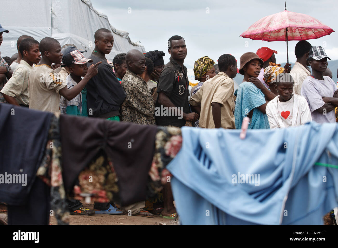 Les personnes déplacées à attendre en ligne pour recevoir des coupons lors d'une foire d'articles non alimentaires à l'IDP Miketo, règlement de la province du Katanga, RDC Banque D'Images