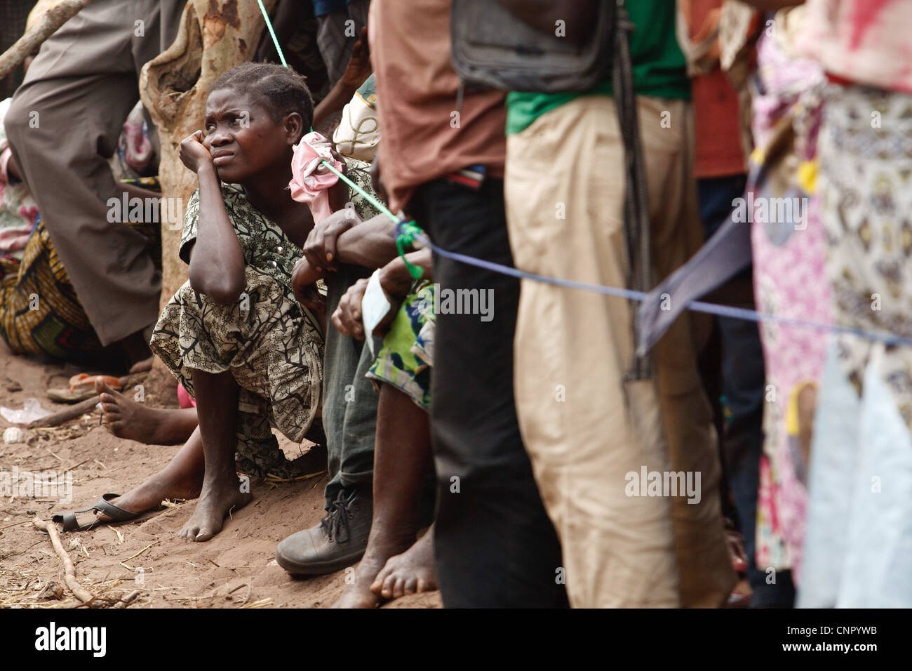 Les personnes déplacées à attendre en ligne pour recevoir des coupons à un des articles non alimentaires à l'IDP juste Miketo règlement, la province du Katanga, RDC Banque D'Images