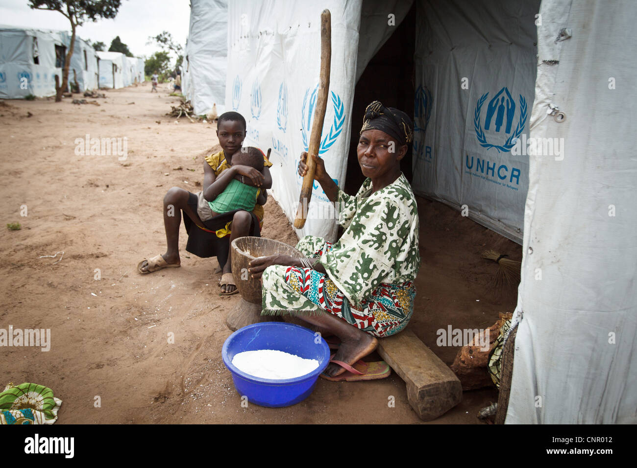 Cuisson à l'extérieur de l'abri où elle vit avec sa famille à l'IDP Miketo, règlement de la province du Katanga, RDC Banque D'Images