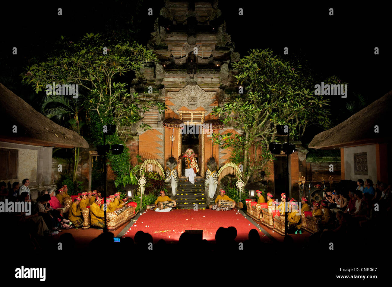 Le legong dance est l'une des meilleures performances d'Ubud. Dans un charmant afficher de la grâce, le rythme et la beauté de l'innocent. Banque D'Images