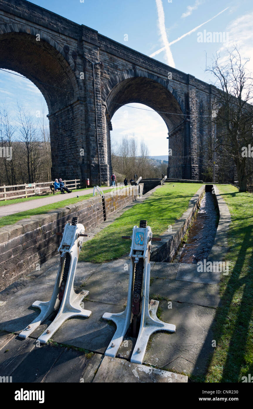 Huddersfield Canal et viaduc de chemin de fer, Uppermill, Bellevue, district d'Oldham, Greater Manchester, Angleterre, RU Banque D'Images