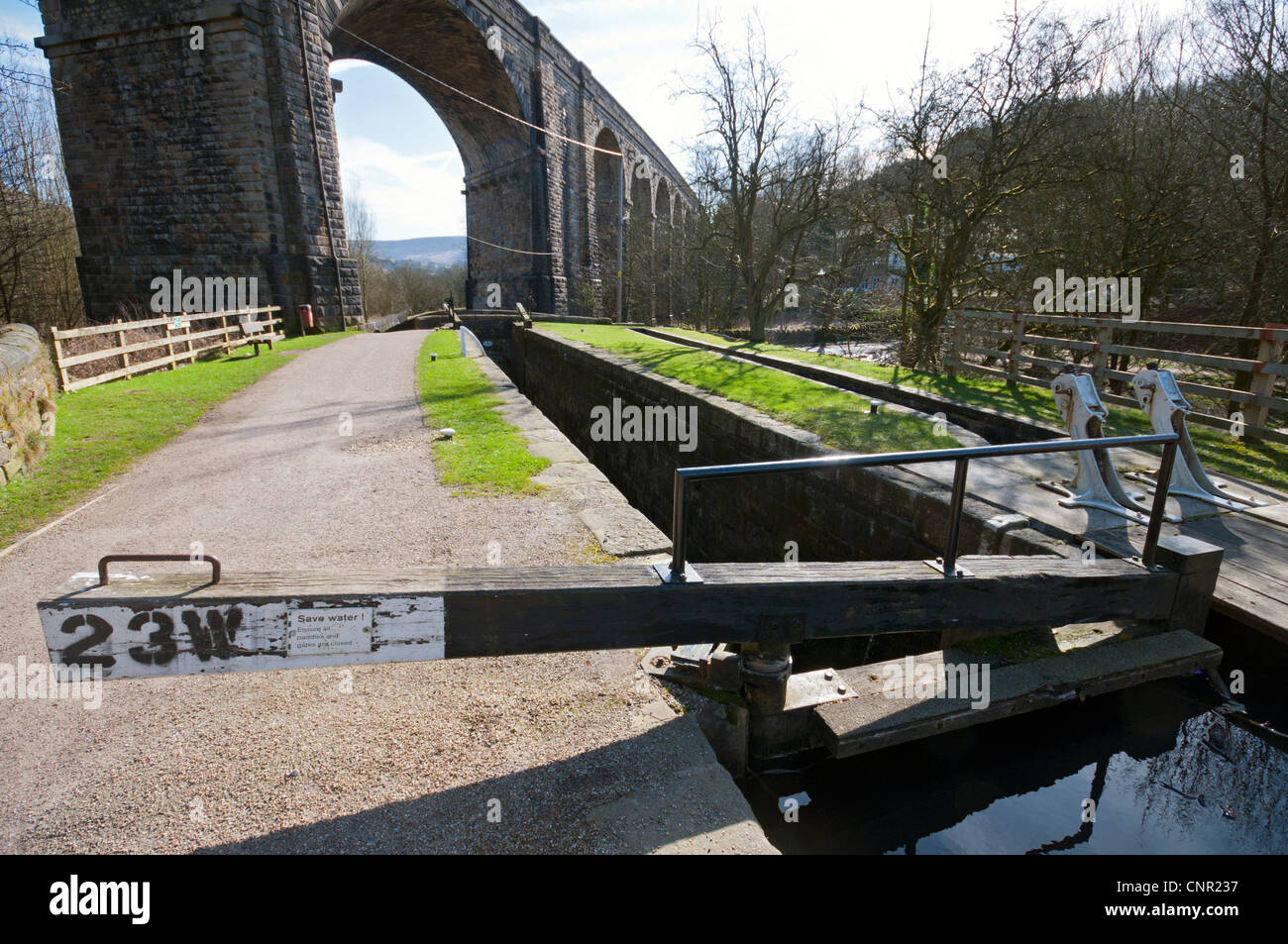 Huddersfield Canal et viaduc de chemin de fer, Uppermill, Bellevue, district d'Oldham, Greater Manchester, Angleterre, RU Banque D'Images