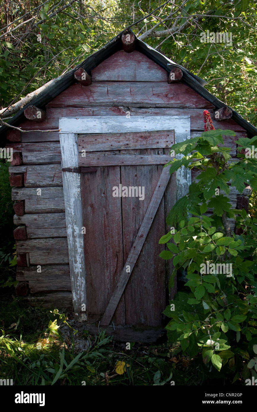 Un vieux outhouse se trouve dans la ville de désert site Susitna, Alaska, USA Banque D'Images