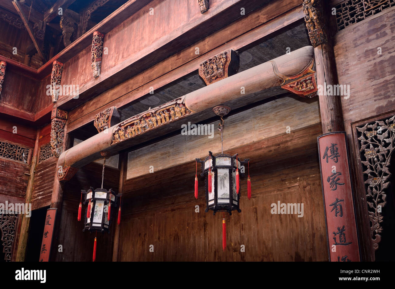 La sculpture en bois d'intérieur hall chengzhi de la dynastie Qing à hongcun village au patrimoine mondial de l'Anhui Province, China Banque D'Images