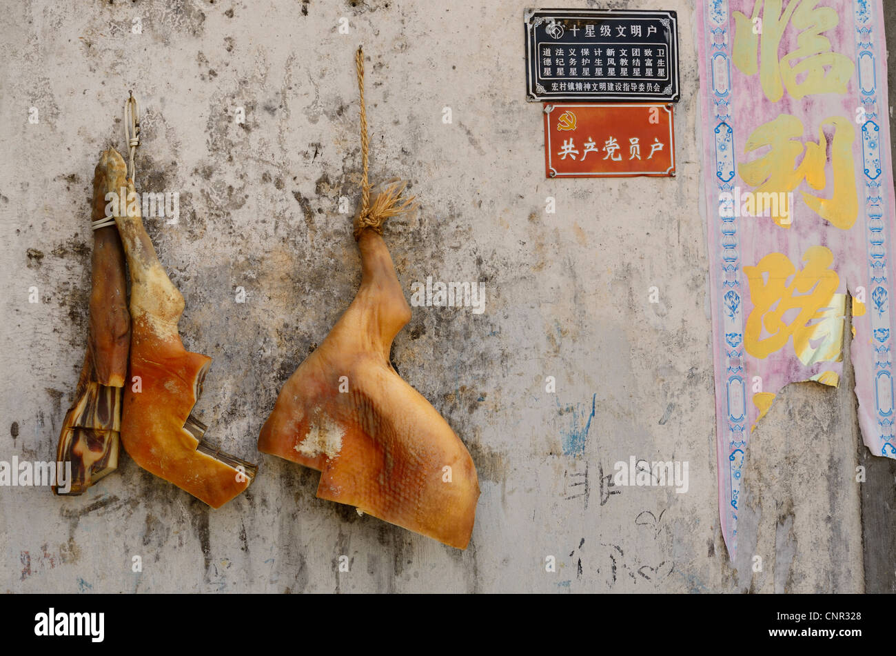 Jambon Sec jambes accroché sur un mur extérieur en Chine Hongcun Banque D'Images