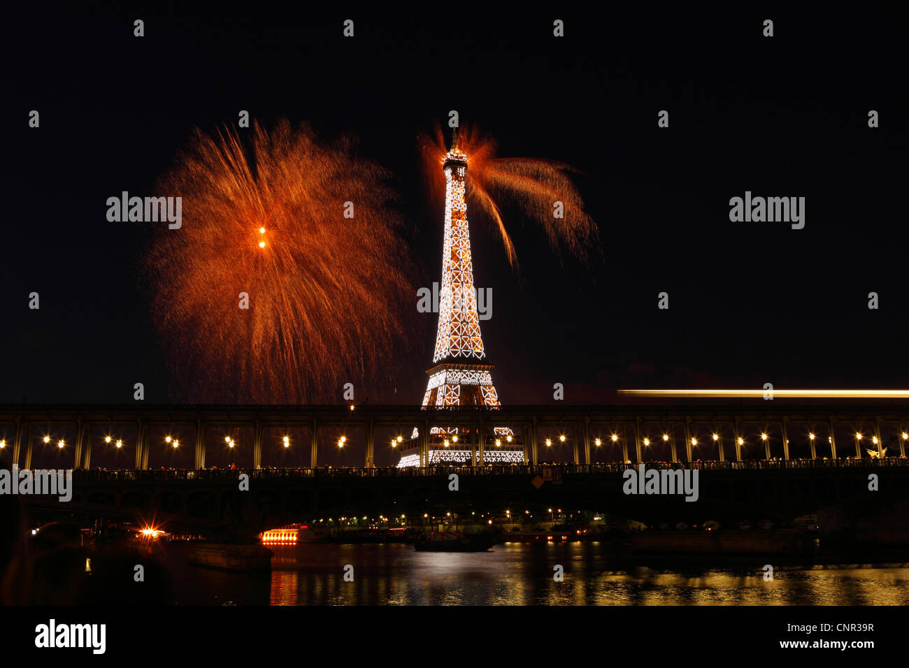Les Parisiens et les touristes regardant Bastile artifice jour autour de la Tour Eiffel avec au premier plan le pont de Passy à Paris, France. Banque D'Images