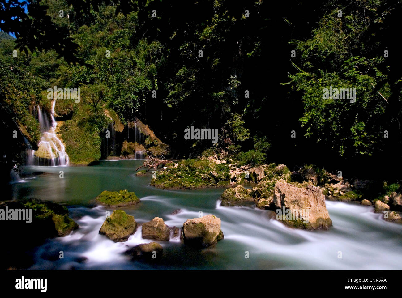 Les cascades et bassins de travertin Semuc Champey par clair de lune. Banque D'Images
