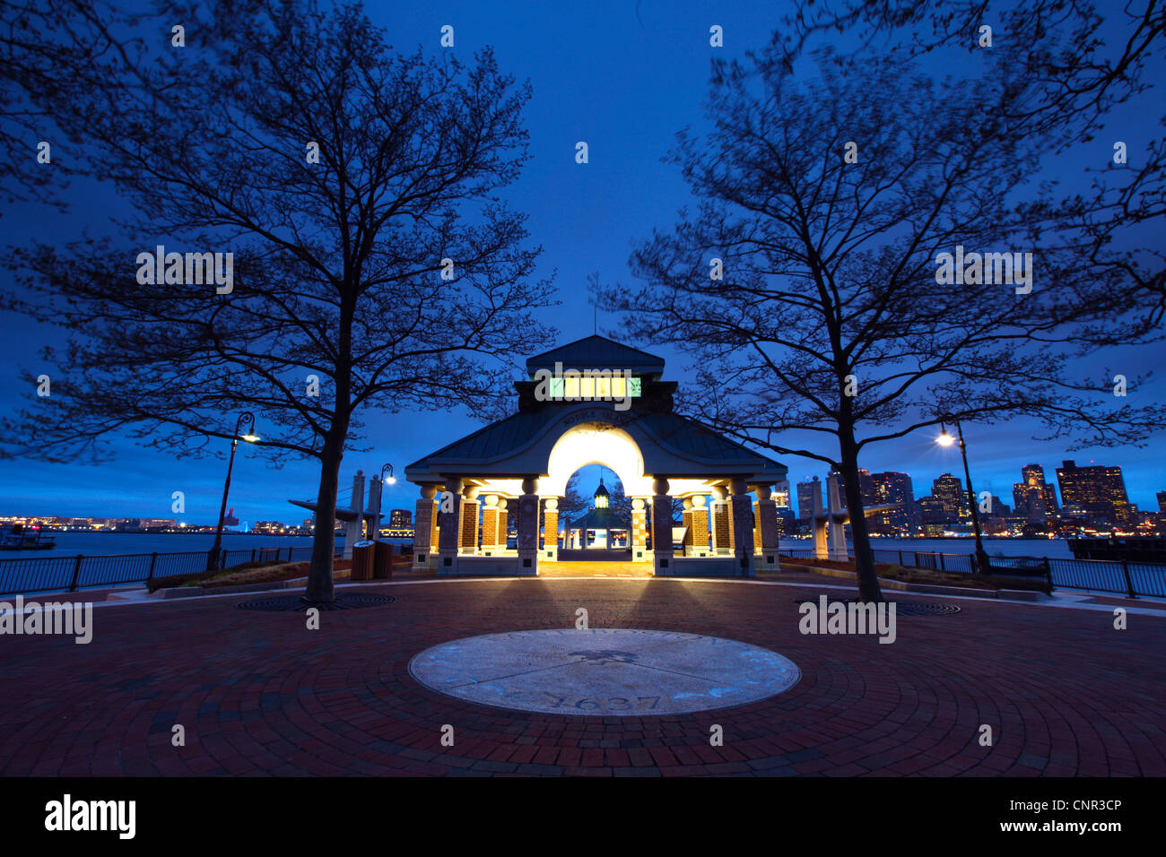 Piers Park gazebo dans East Boston avec ciel bleu profond et de grands arbres Banque D'Images