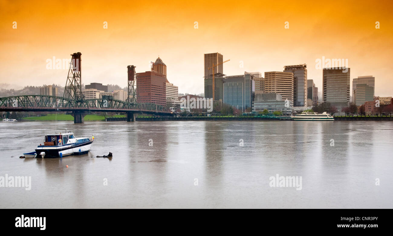 Jour de pluie sur la rivière Willamette à Portland dans l'horizon de l'arrière-plan Banque D'Images