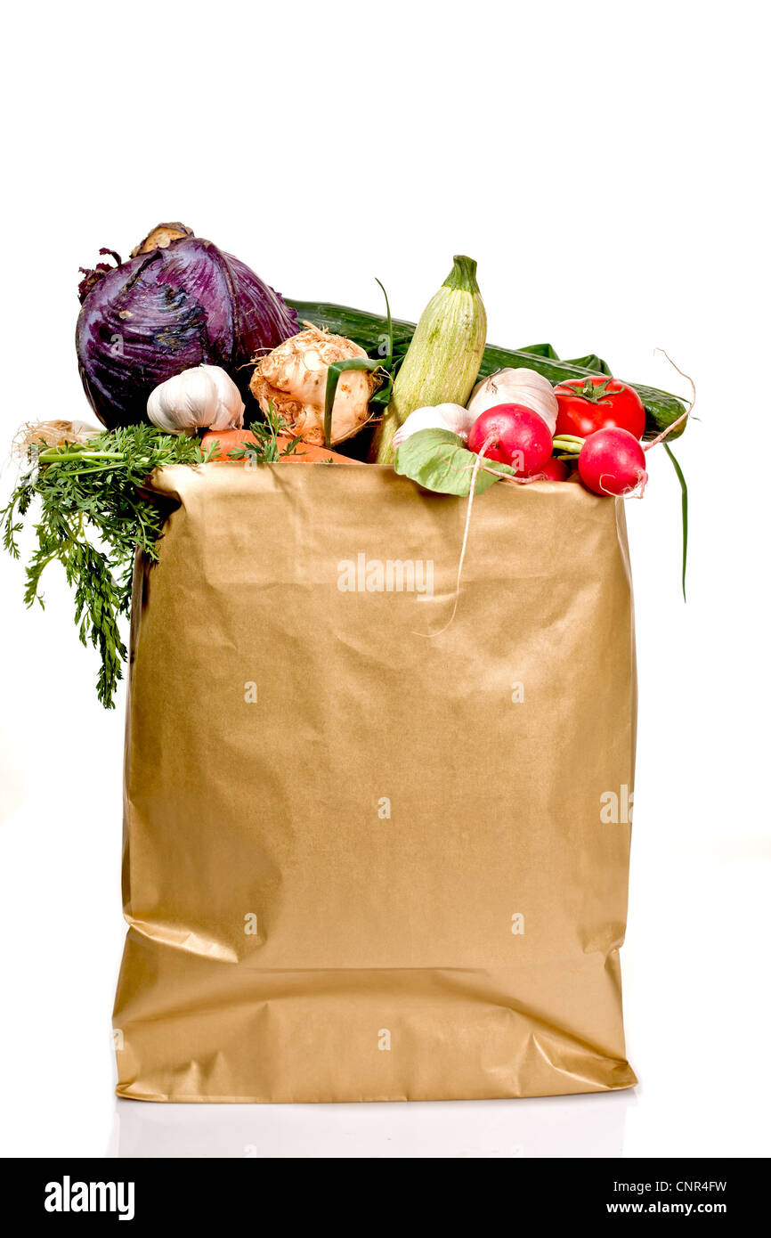 Un sac plein d'épicerie avec des légumes frais isolé sur fond blanc Banque D'Images