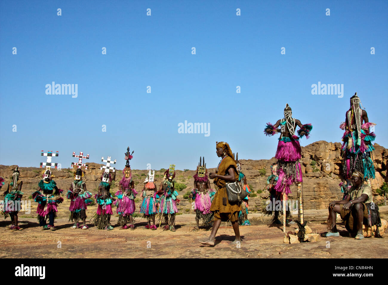 Les danseurs masqués dans le comté de Dogon, au Mali. Banque D'Images