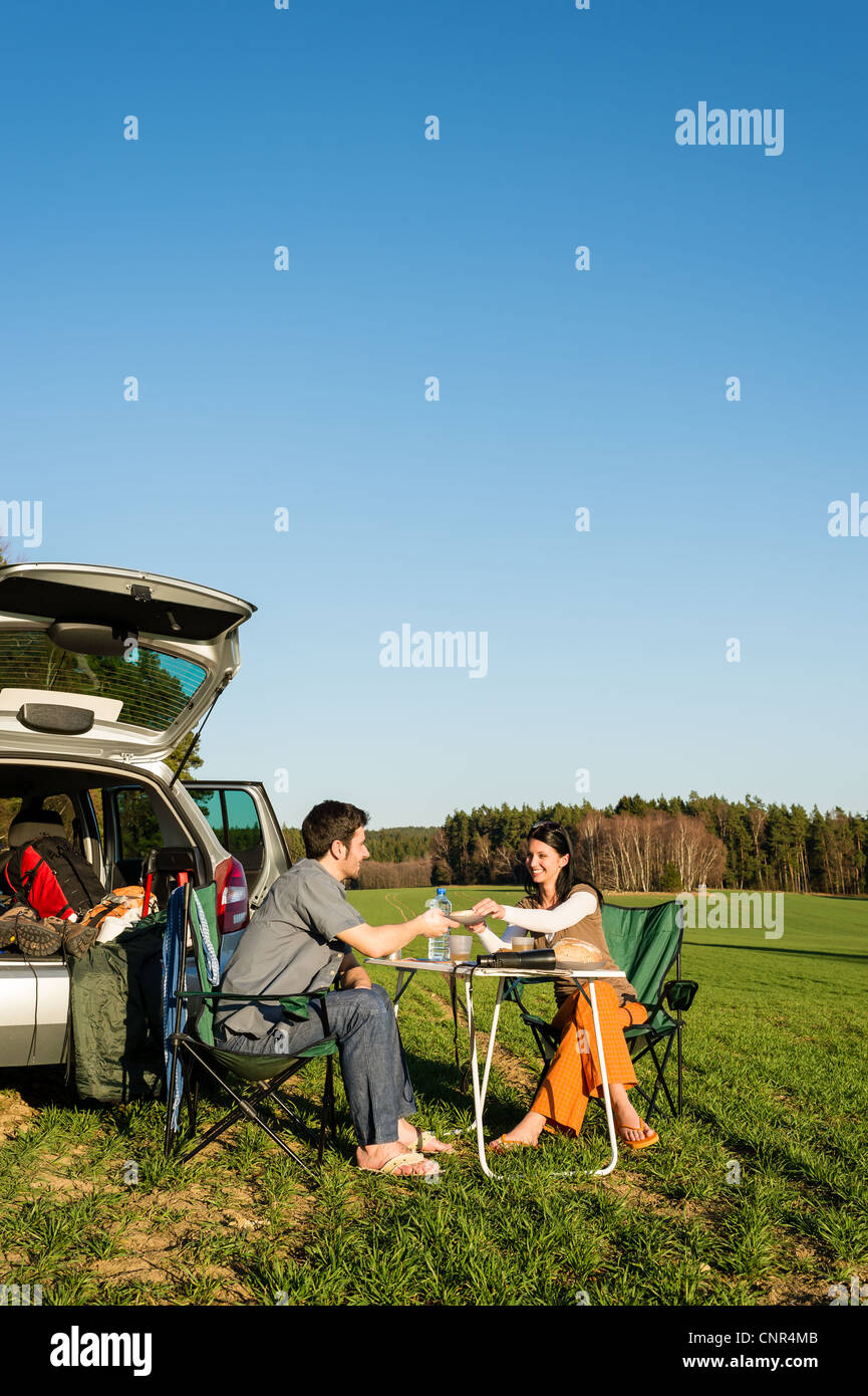 Camping car happy young couple profitez de la campagne ensoleillée de pique-nique Banque D'Images