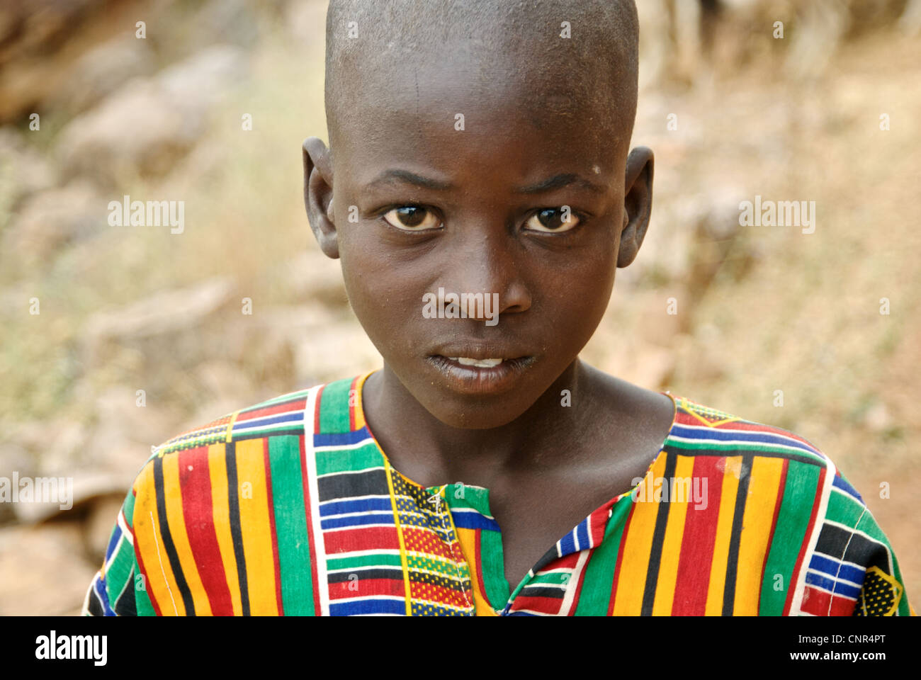Un portrait d'un jeune garçon dans le comté de Dogon, au Mali. Banque D'Images