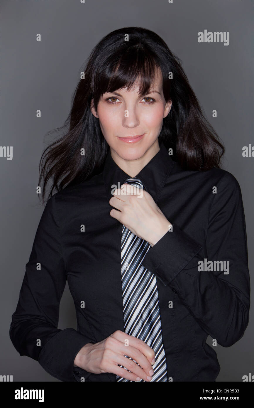 Portrait de femme portant chemise et cravate Banque D'Images