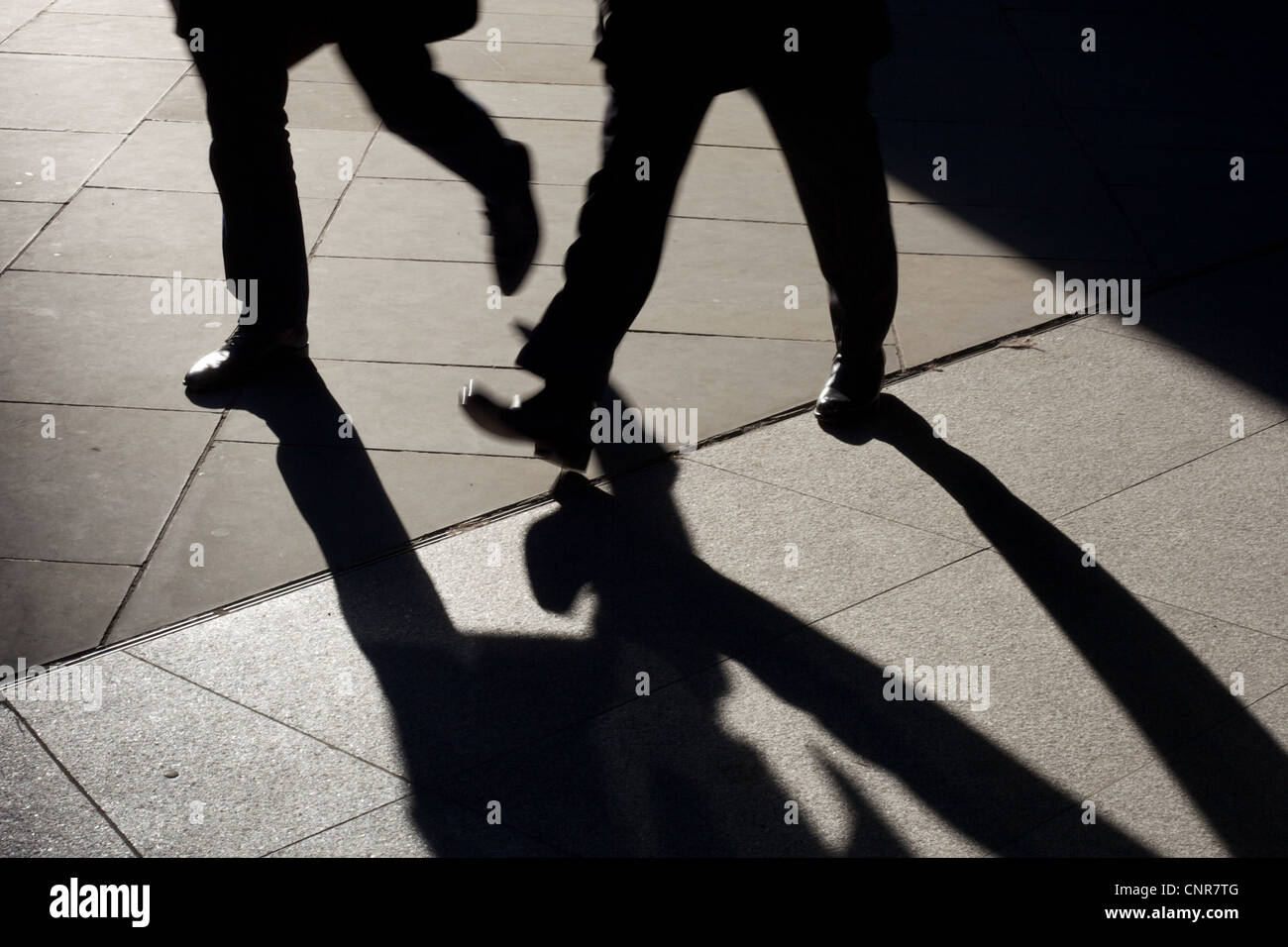 Ombre de personnes marchant dans la ville de London, UK Banque D'Images