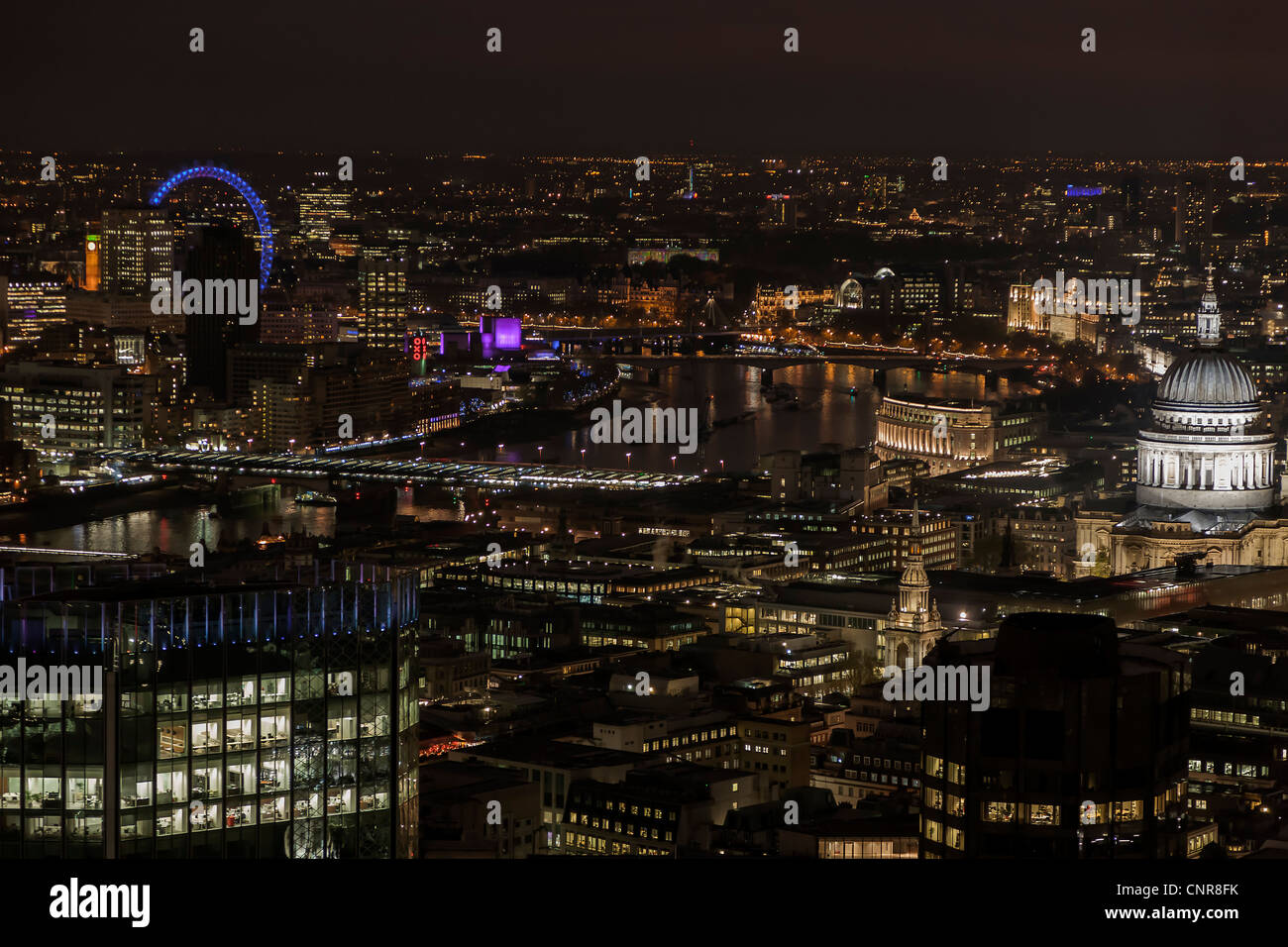 London City Skyline at night à partir de l'air Banque D'Images