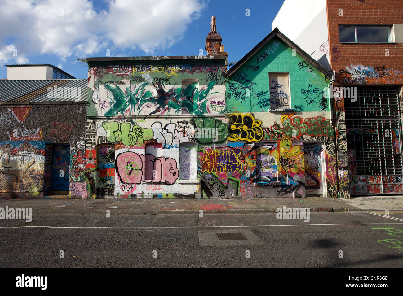 Grafitti couvre le bâtiment sur Windmill Lane à Dublin, qui était autrefois le studio d'enregistrement du groupe U2. Banque D'Images