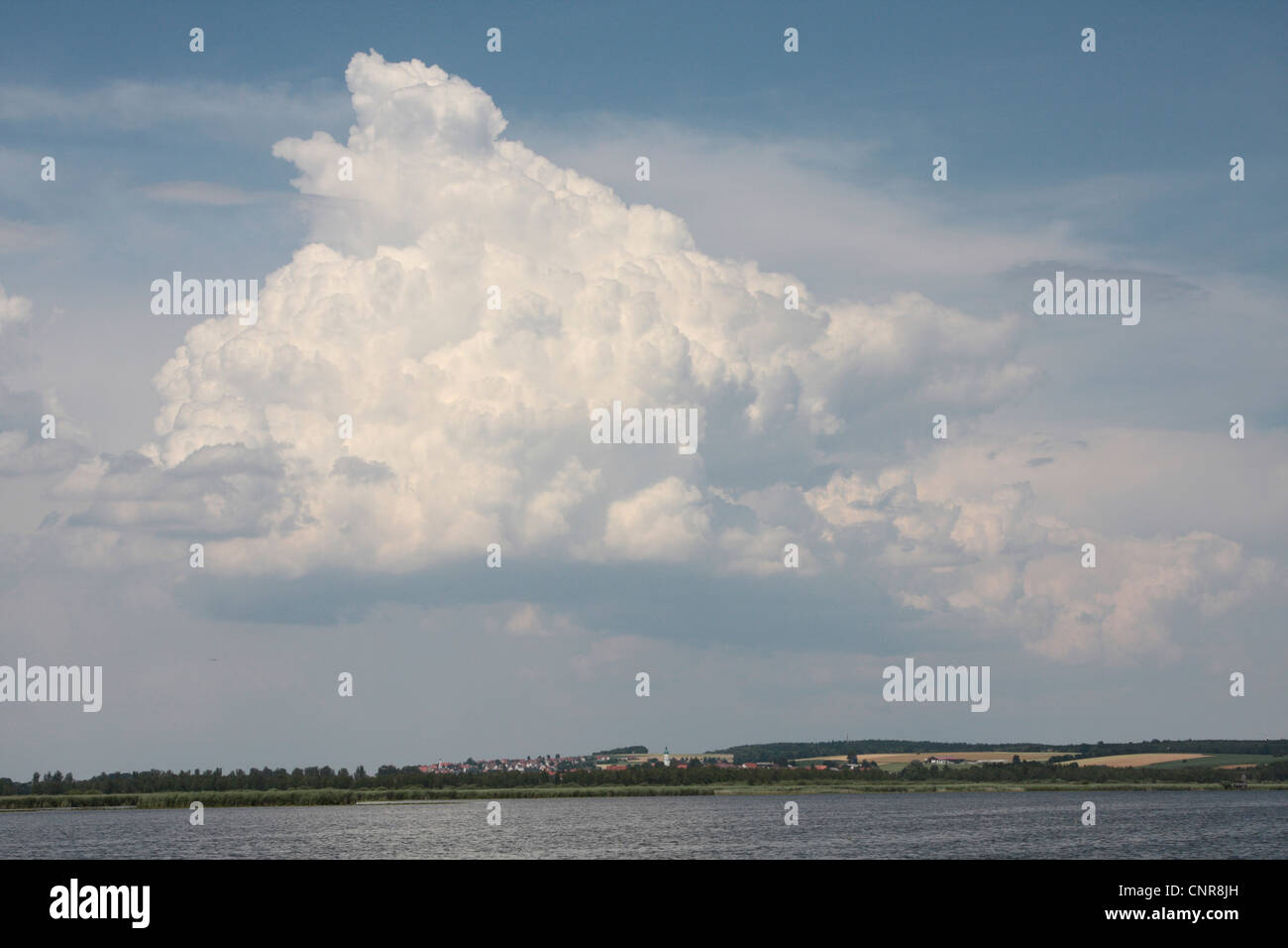 Cumulus au-dessus du village au bord du lac Federsee, Allemagne, Banque D'Images