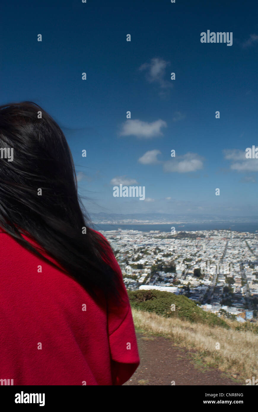 Femme sur une colline donnant sur cityscape Banque D'Images