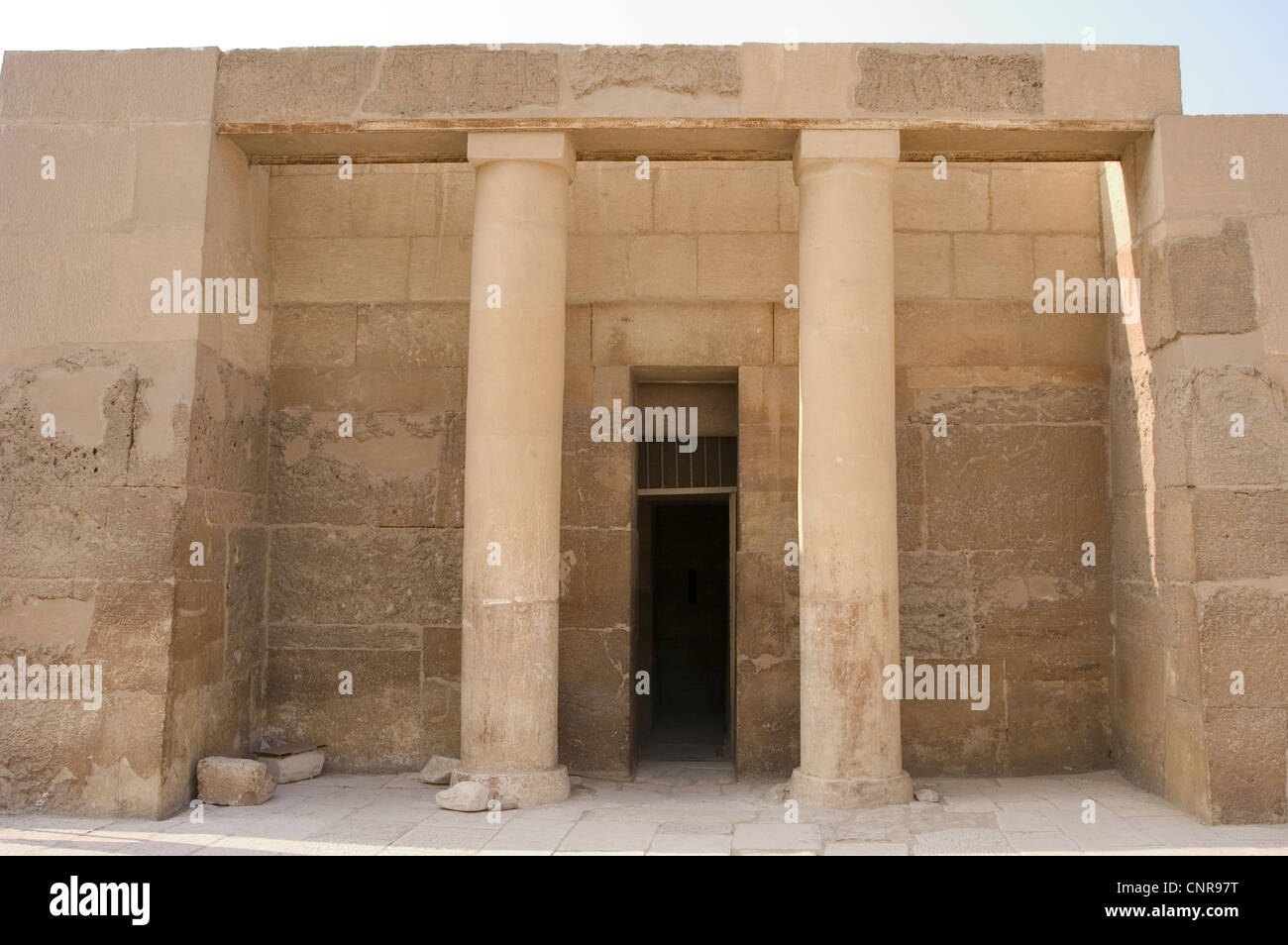 L'Égypte. Senedjemib Mehi de mastaba, juge en chef et le vizir du 5ème dynastie. Entrée privée et portique. Vieux Royaume. Gizeh. Banque D'Images