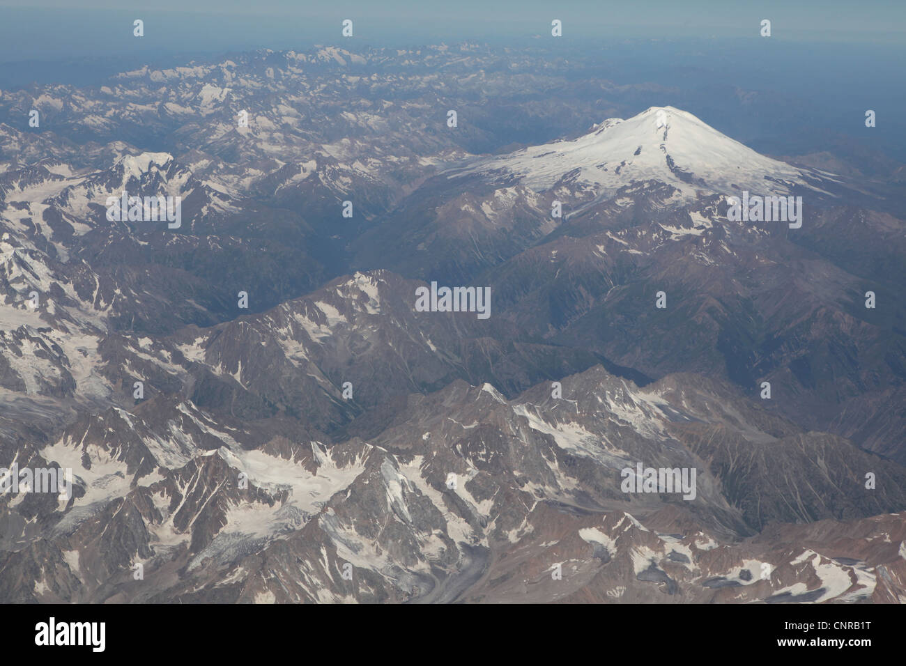 Vue aérienne du mont Elbrouz (5 642 m) et le Caucase râpe, la frontière — free download