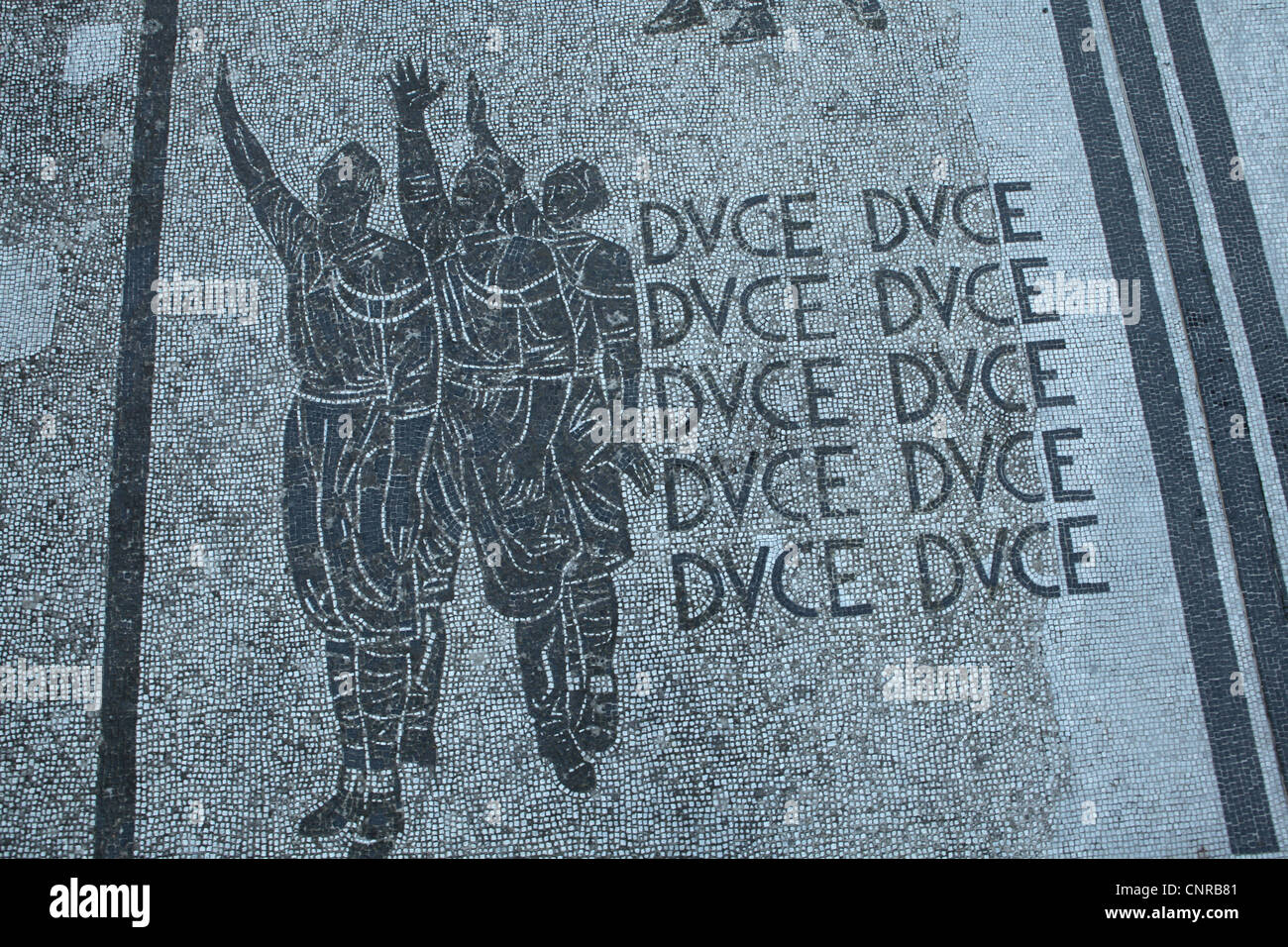 Titre 'Duce' répétées dans la mosaïque de la chaussée au Foro Italico, anciennement Foro Mussolini, à Roma, Italie. Banque D'Images