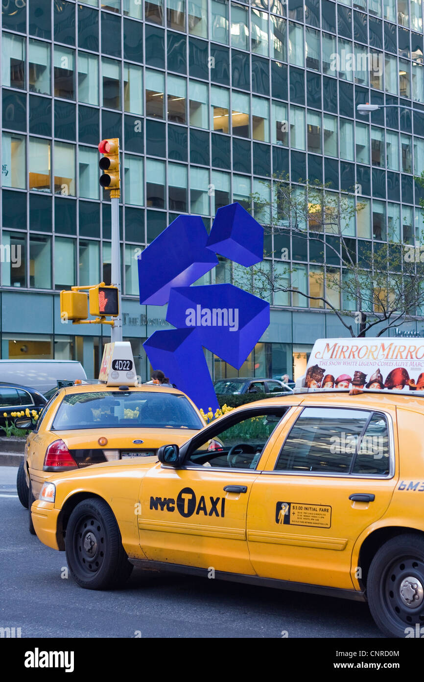 Les taxis jaunes en embouteillage sur Park Avenue New York devant un public art sculpture intitulée Obtusa par artiste Rafael Barrios Banque D'Images
