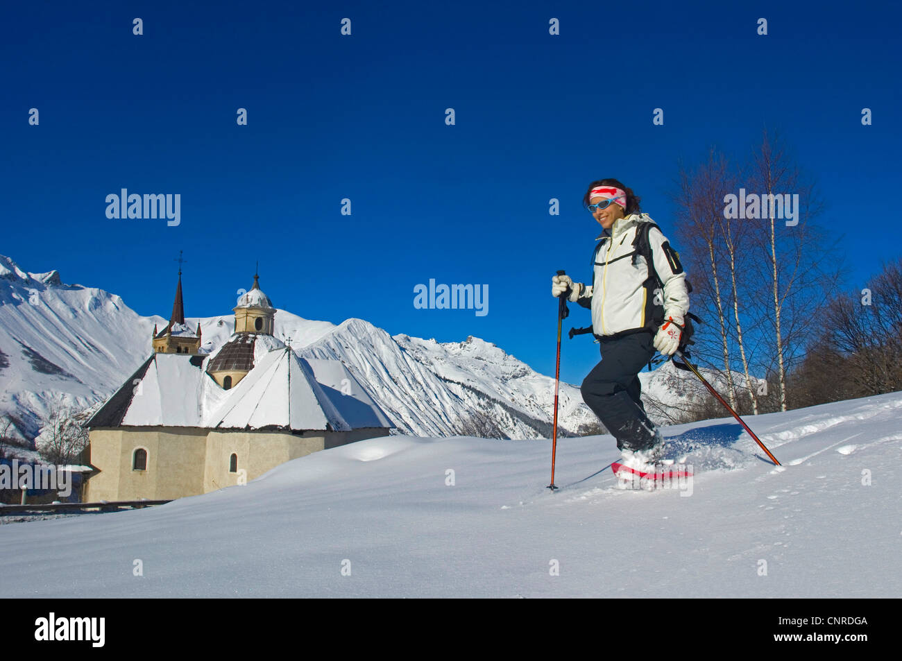 La raquette en montagne Alpes du nord près de l'église de Notre Dame de la vie, France, Savoie, Alpes Banque D'Images