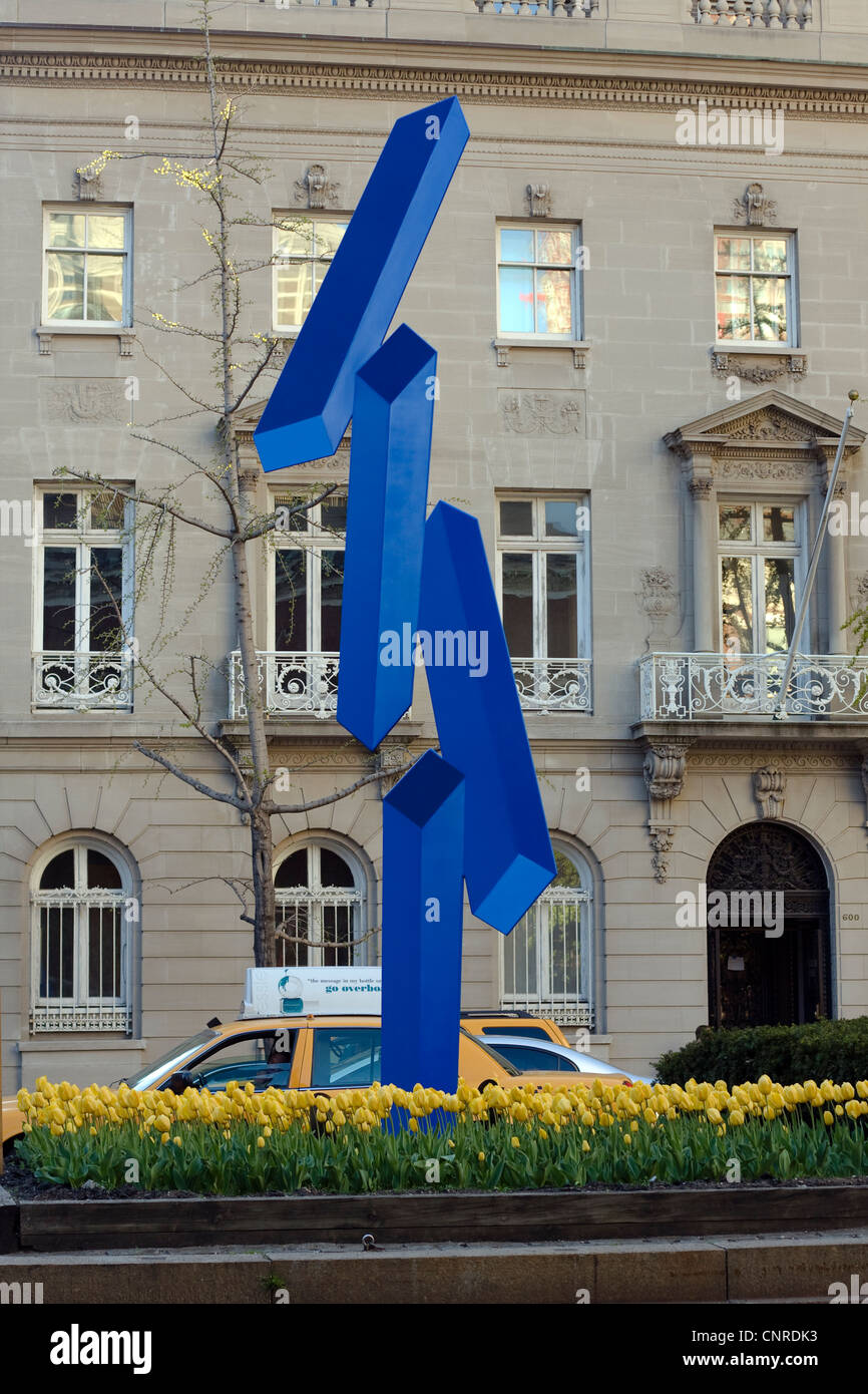 NYC Taxi Driver sur Park Ave regarde art public nommé Acrobatica par Rafael Barrios dans l'attente d'un feu rouge Banque D'Images