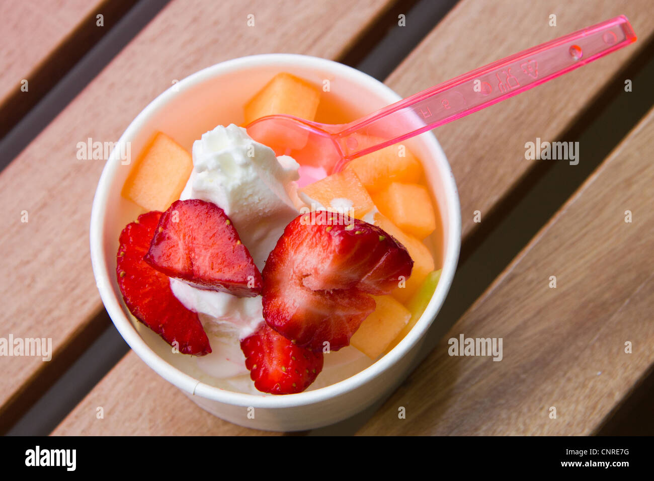 De délicieuses glaces à la fraise et le melon topping Banque D'Images