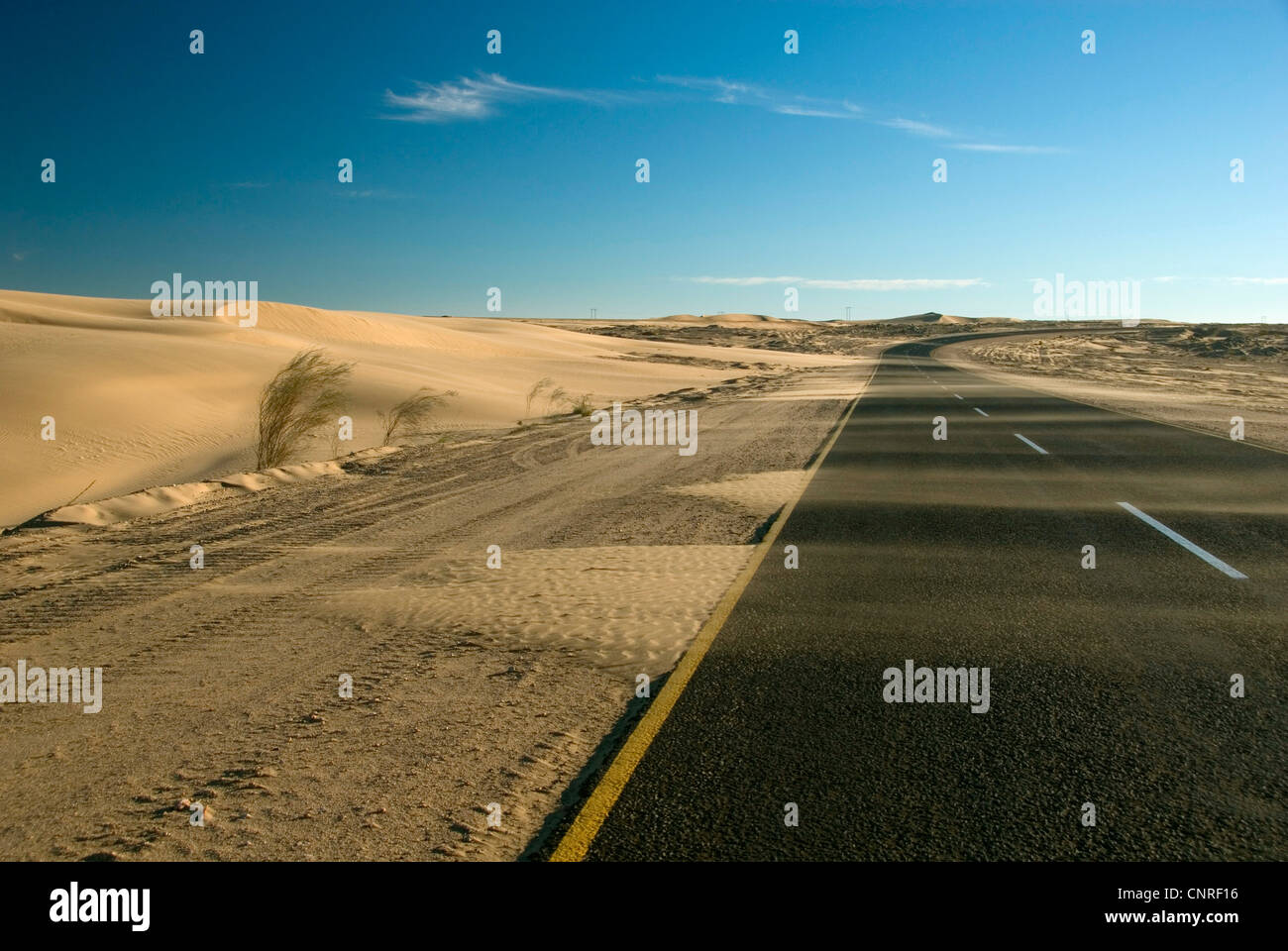 Route goudronnée dans le désert de sable, B4, de la Namibie, Luederitz Banque D'Images