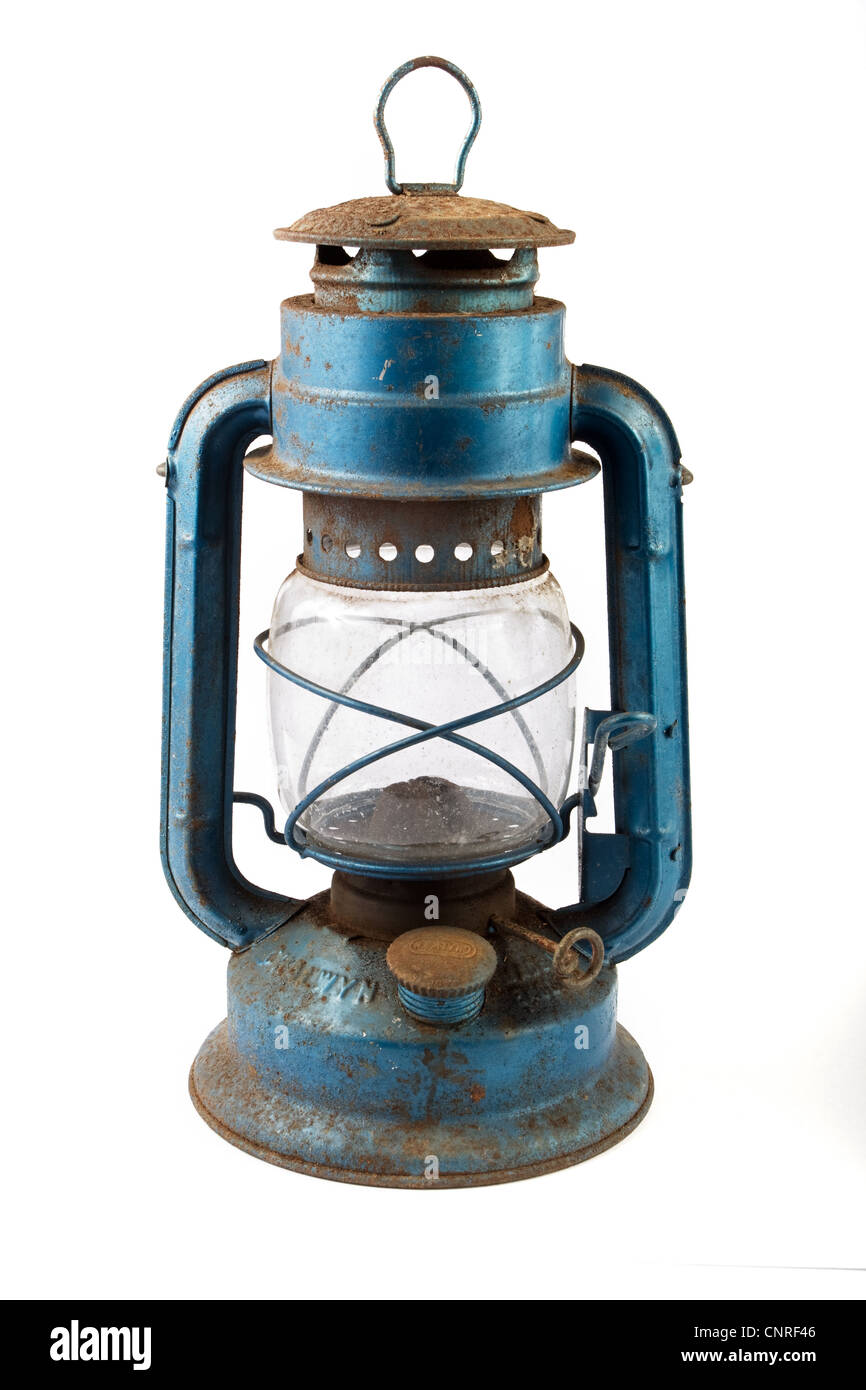 Ancienne lanterne rouillée bleu sur fond blanc Banque D'Images