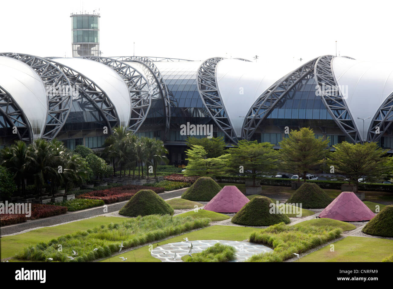 Les jardins de l'aéroport international Suvarnabhumi de Bangkok (Thaïlande). Les jardins de l'aéroport international de Bangkok. Banque D'Images