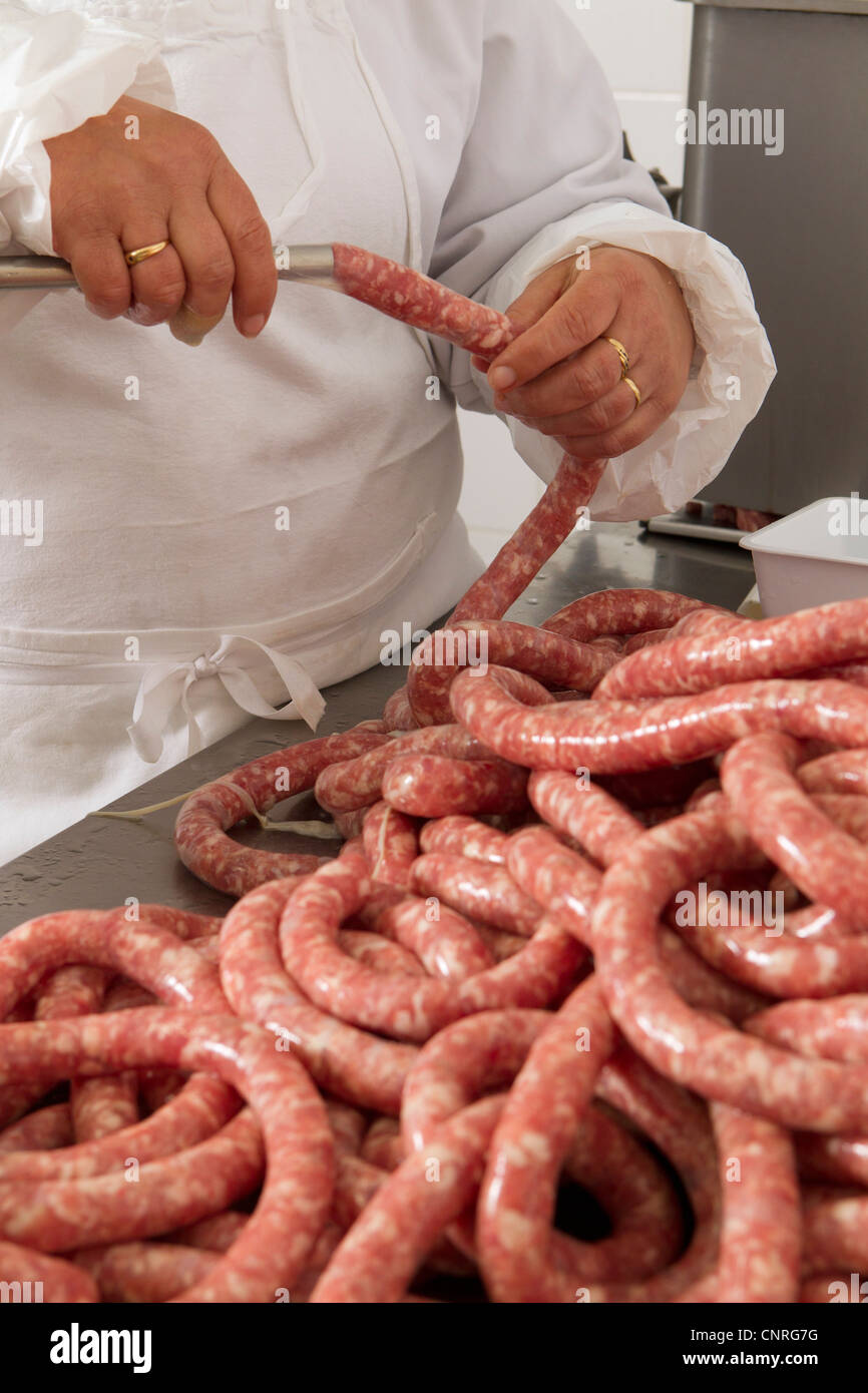 Saucisse fraîche Chef making Banque D'Images