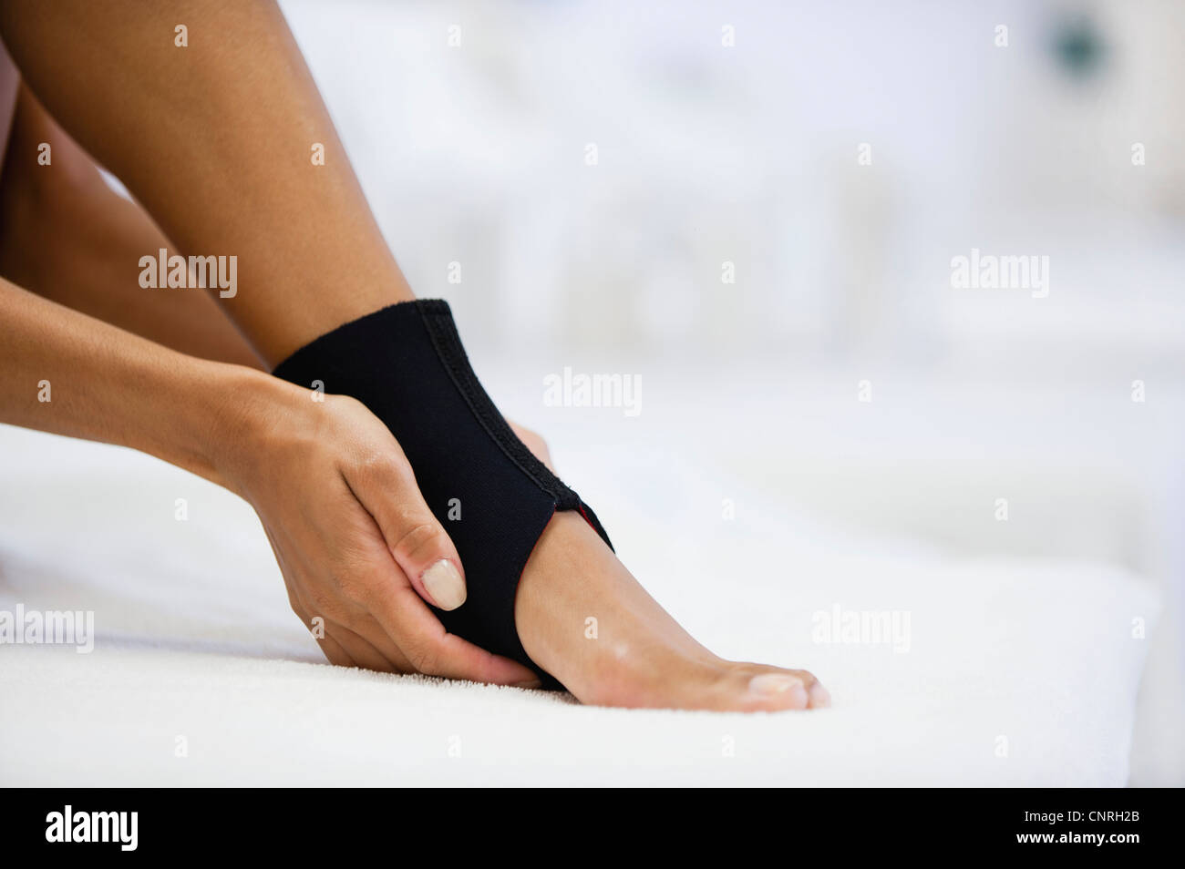 Femme portant cheville brace, low section Banque D'Images