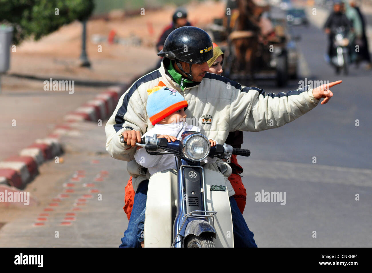 Toute la famille sur une moto, Marrakech, Maroc Banque D'Images