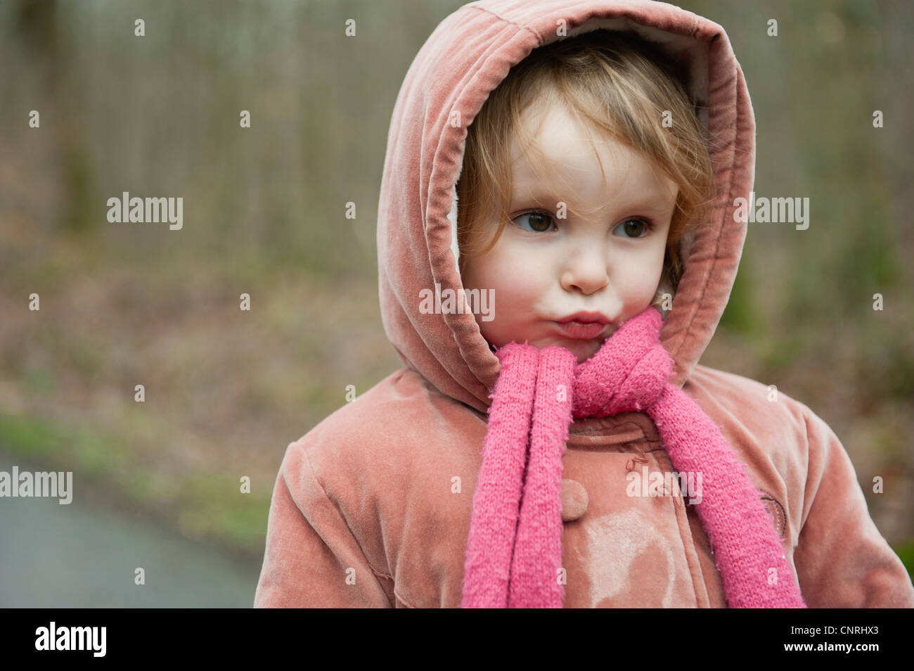Petite fille faisant face, portrait Banque D'Images