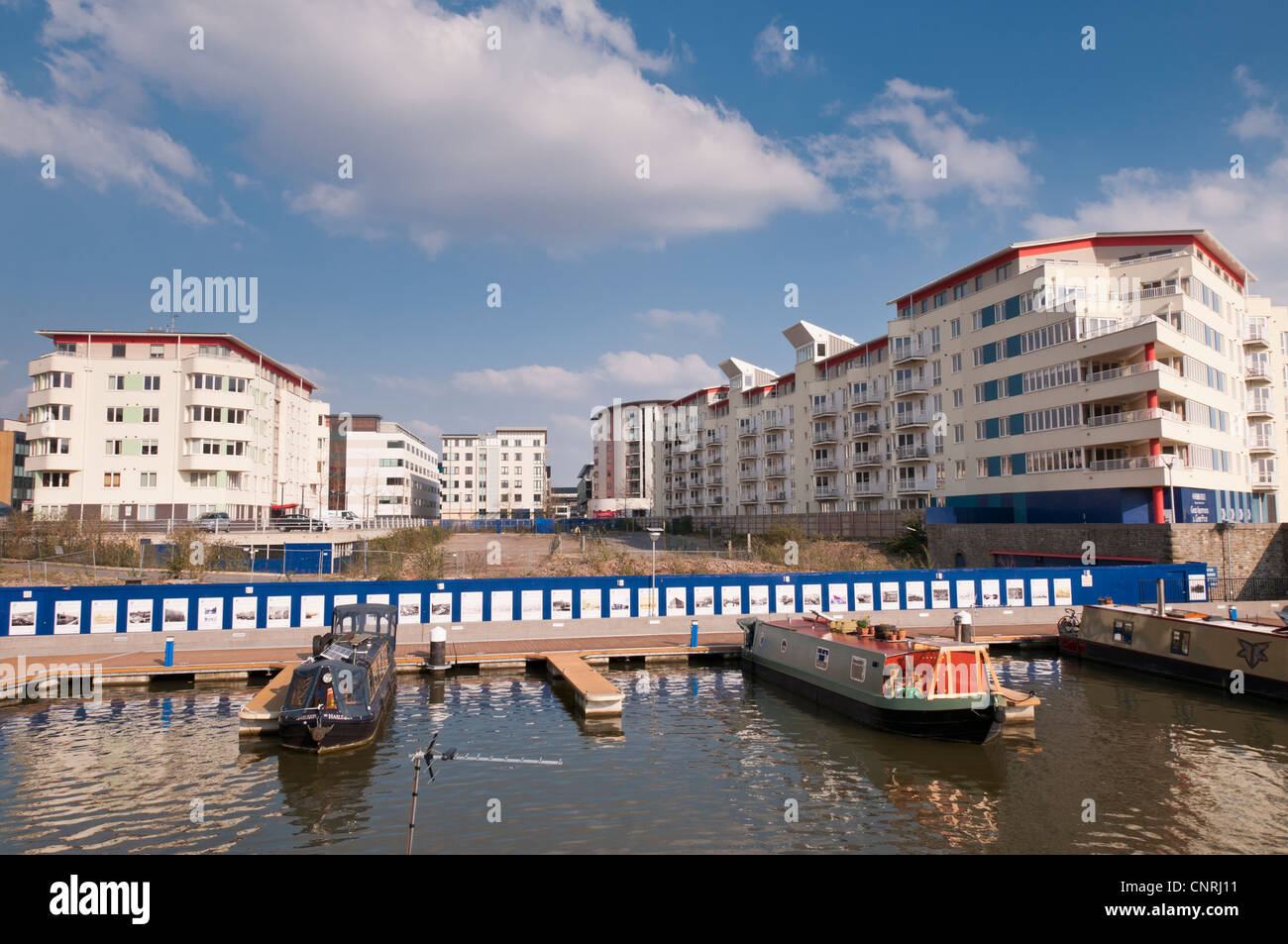 Appartements modernes et couchettes le long du port flottant à Bristol, Royaume Uni Banque D'Images