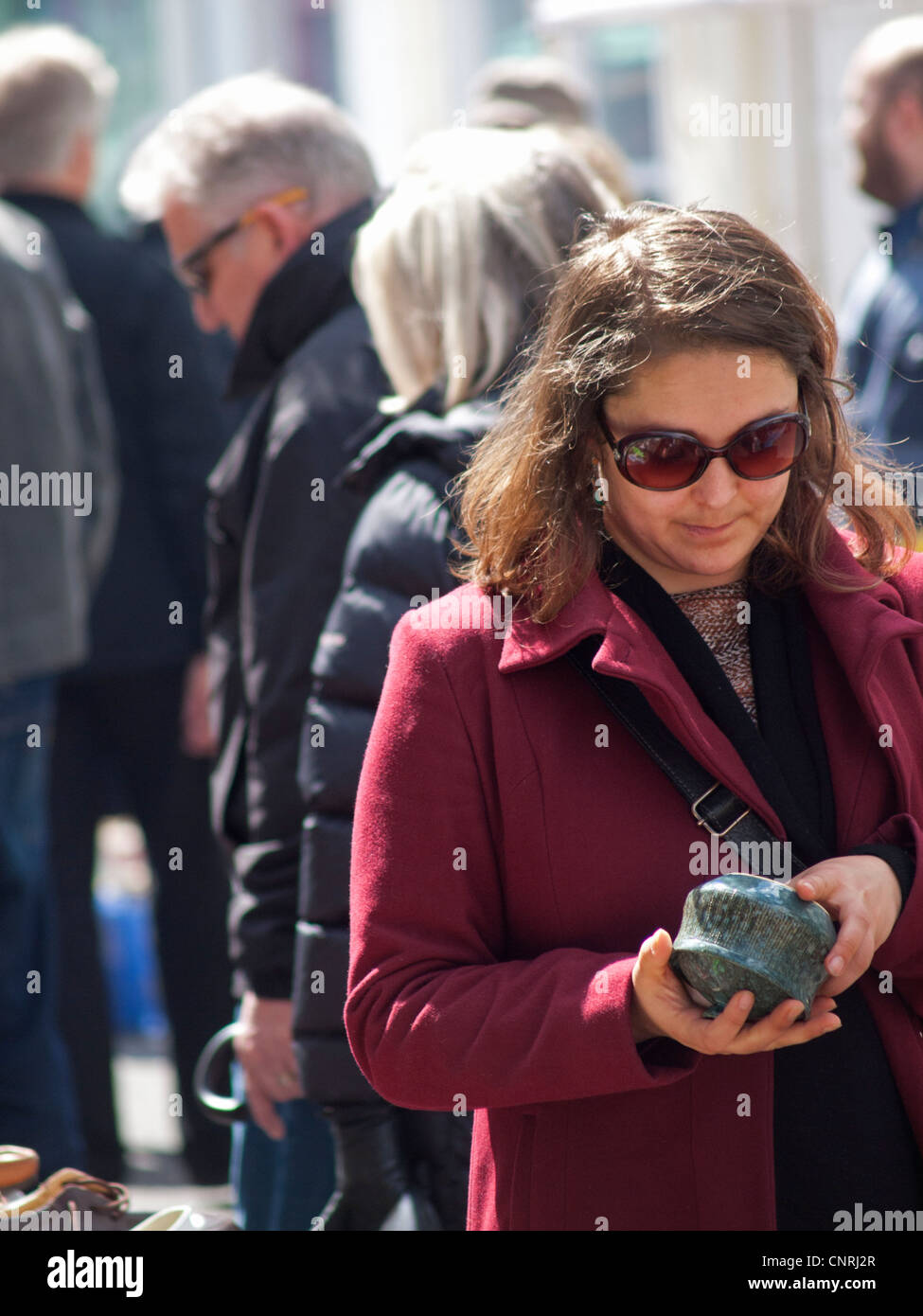 Vous songez à acheter un pot vert dans un marché de rue Brighton Banque D'Images