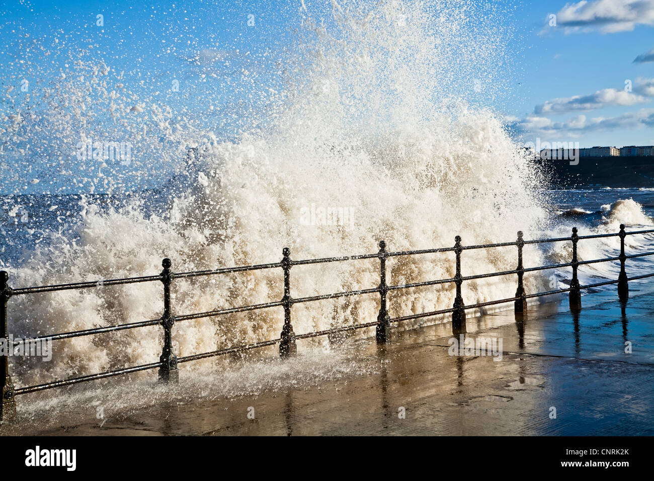 Le fracas des vagues sur la baie nord de Scarborough, Yorkshire du Nord. Banque D'Images